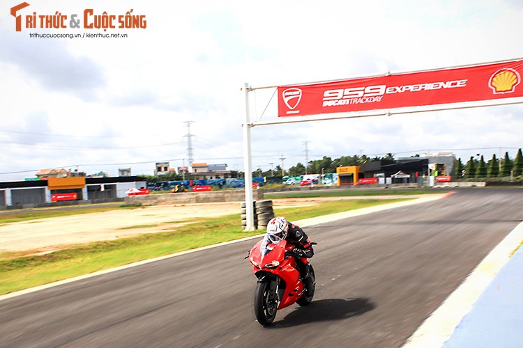 Dan xe no Ducati 959 “cay nat” duong dua HappyLand-Hinh-11